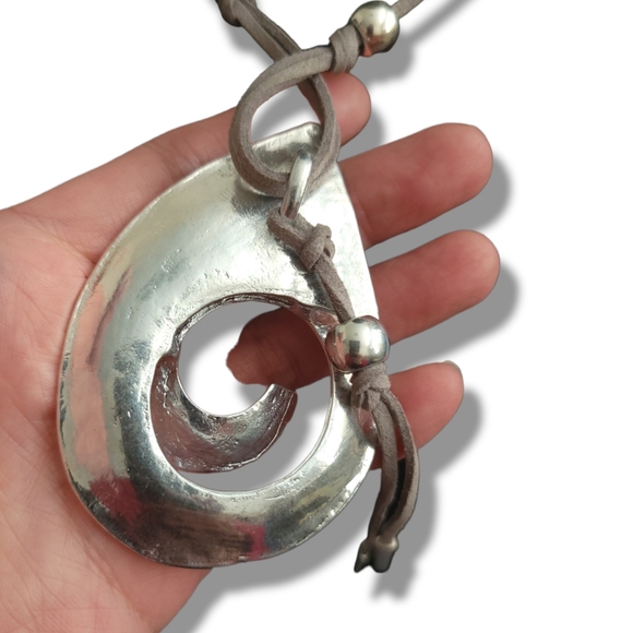 Handmade Free Spirited Boho Silver Tone Metal Seashell Pendant Necklace - Picture 4 of 7